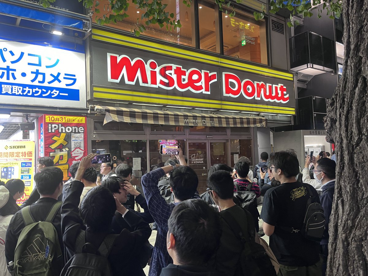 akibaru2022's tweet photo. 秋葉原のミスド、今日で閉店ということで人がすんごい。52年間ありがとうございました！ https://t.co/shD4GjNWY7