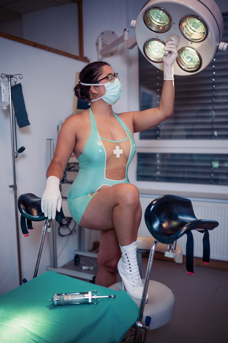 Whitepleasure_2's tweet photo. Love the clinical latex outfits 🔥
#whitepleasure #medicalfetish #latex #clinicalfetish https://t.co/QjyRJ2E1Jp