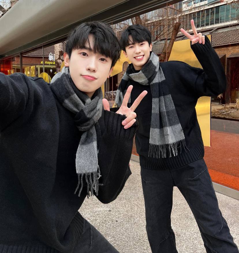 Dilla8808's tweet photo. 还是哥哥有魅力，把长得超级像吴彦祖的直男帅哥给拿下了，居然被干的鸡吧都硬了，最后哥哥草他，他操我…我感觉他操我是为了报复我哥草他…想看完整版不？有#双胞胎 #直男 #吴彦祖 #三人行 #周末可约 https://t.co/fJBCVgQ5tM