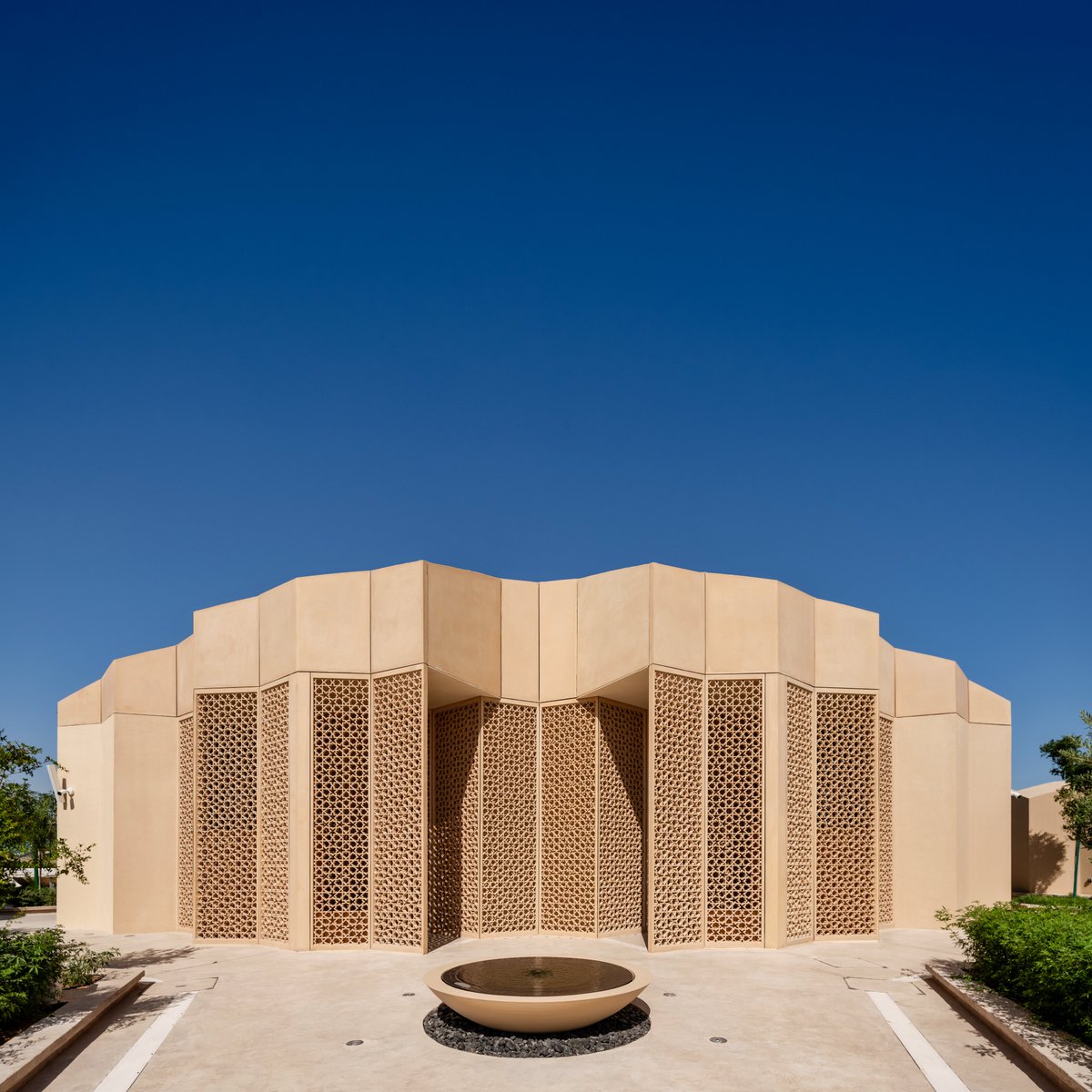 The elevated mosque and terraced courtyards connect heaven and earth, with water and Quranic plants enhancing spiritual symbolism.
#sustainability #architecture #abudhabi #uae #mosque