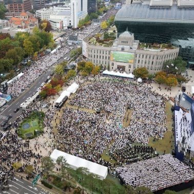 GlobeEyeNews's tweet photo. BREAKING:

1 million South Koreans hold a massive protest against gay marriage and LGBT ideology. https://t.co/3fRGuCMKN7