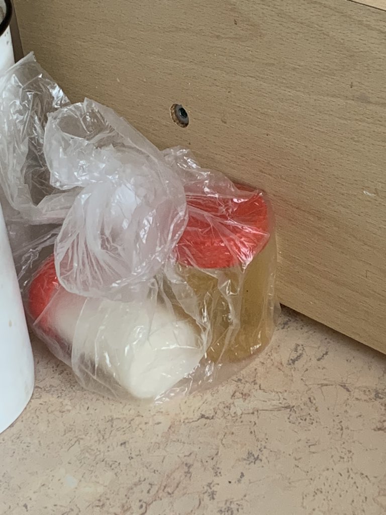 работа в лаборатории это когда приходишь на кухню обедать а тут на столе лежит чей-то сахар и мед (?????) в баночках для сбора мочи