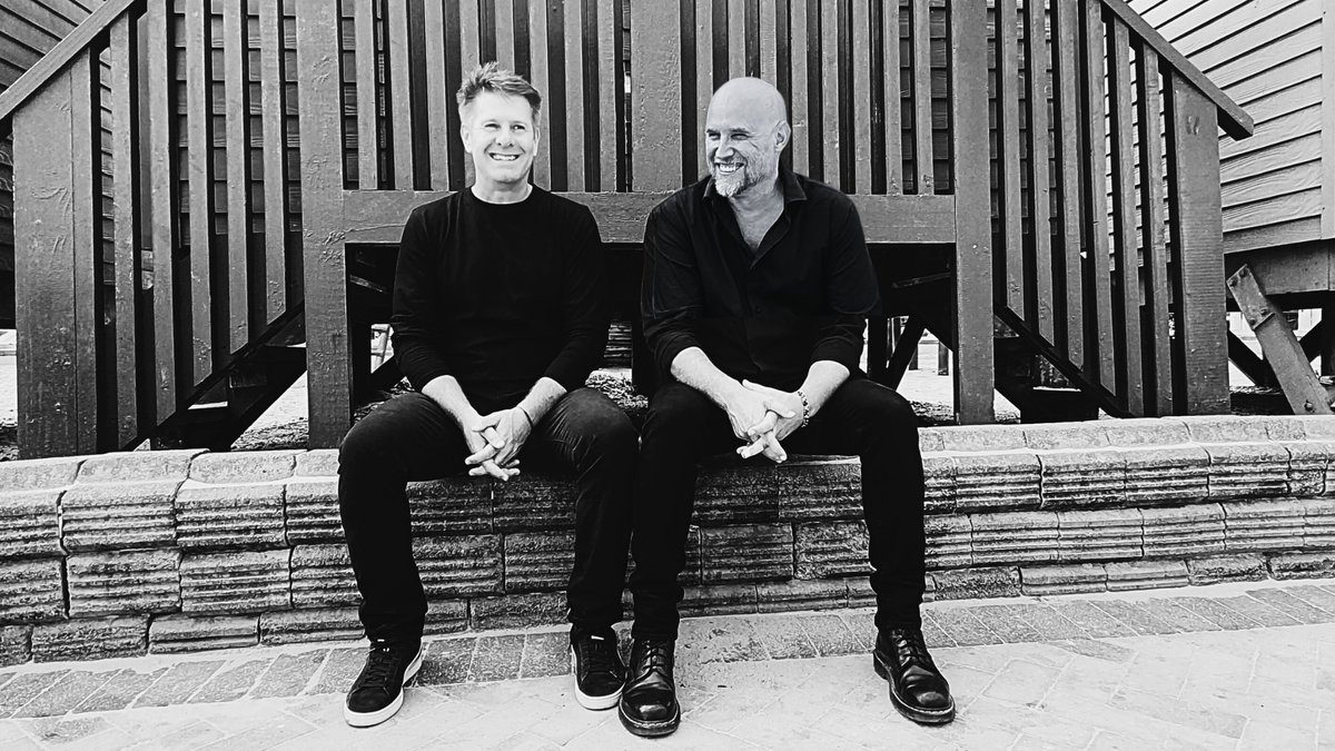 Middelvlei Wines’ "Burgers and Beats", returns on Saturday, 7 Dec, with live entertainment by James Stewart and John Ellis. John  - multi-Emmy nominated; multi-SAMA Award winning singer - was former lead singer of Tree63 and James is the ex-frontman of The Usual. 🧵1/3
