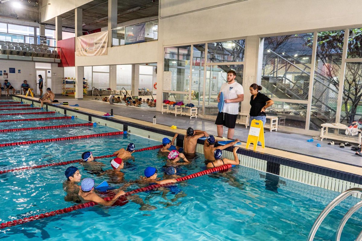 El projecte d’inclusió social ‘Cap nen/a sense nedar’, impulsat l’any 2022 pel CN Manresa, Creu Roja al Bages i la Fundació Guardiola Sala, s’amplia a 70 participants aquesta 3ª temporada.
El programa permet que infants i joves en alt risc de vulnerabilitat aprenguin a nedar