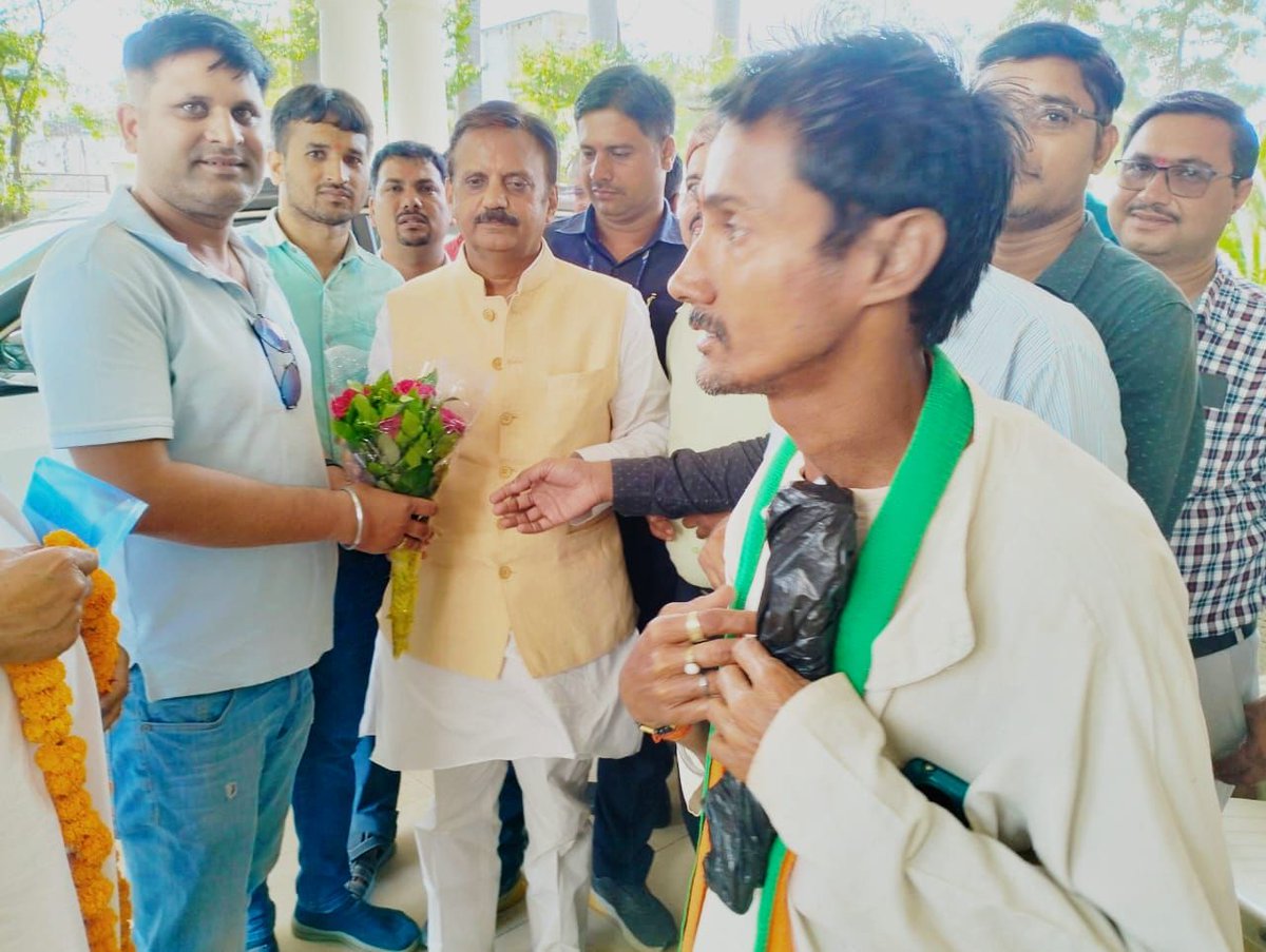 DrAshishPandey6's tweet photo. #अतिथि_विद्वान मह���संघ उच्च शिक्षा विभाग की तरफ़ से प्रदेश के उपमुख्यमंत्री आदरणीय @rshuklabjp जी से सौजन्य मुलाकात कर पवित्र दिवाली त्यौहार की हार्दिक शुभकामनाएं औऱ बधाई दी🌹❤️🙏 @ChouhanShivraj @CMMadhyaPradesh @DrMohanYadav51 @Indersinghsjp @BJP4MP @OfficeofSSC https://t.co/dQWKz6Ucgp