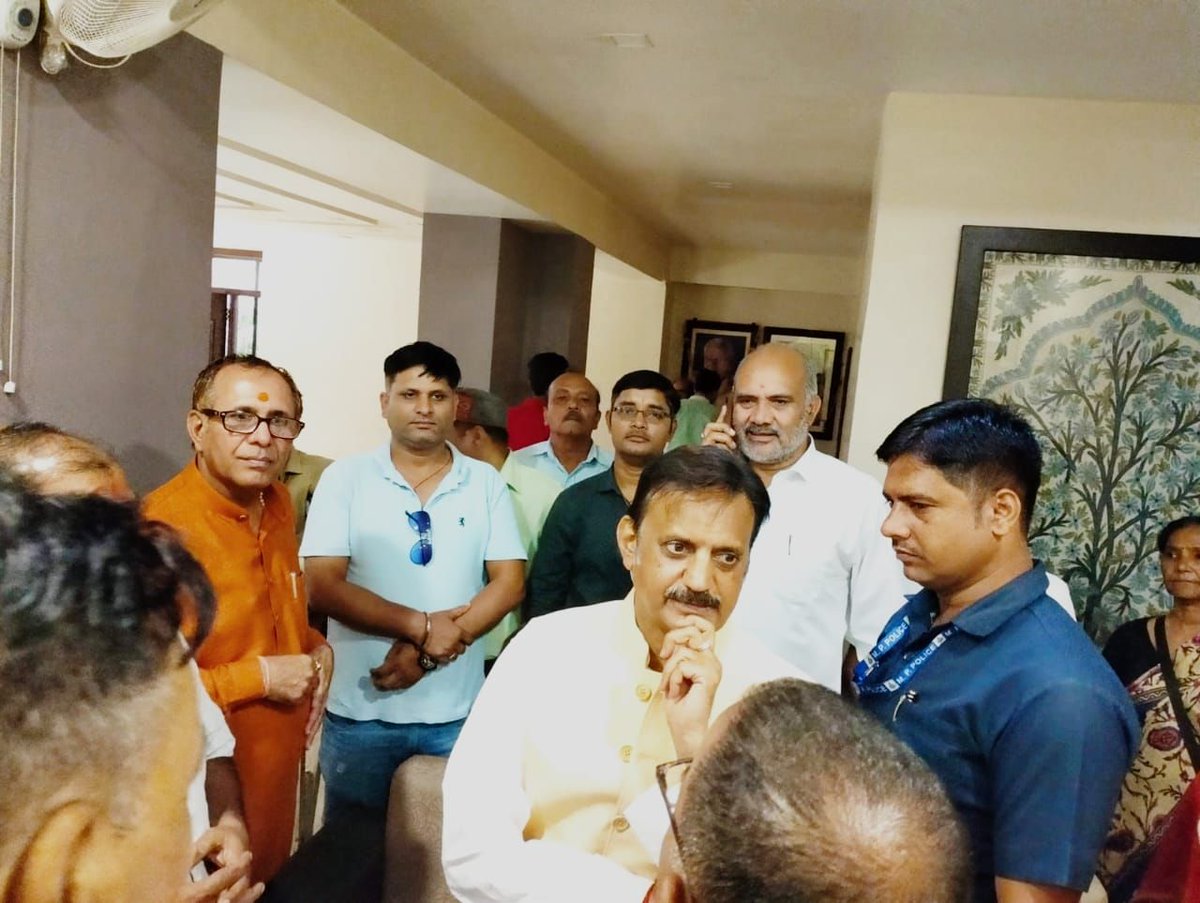 DrAshishPandey6's tweet photo. #अतिथि_विद्वान मह���संघ उच्च शिक्षा विभाग की तरफ़ से प्रदेश के उपमुख्यमंत्री आदरणीय @rshuklabjp जी से सौजन्य मुलाकात कर पवित्र दिवाली त्यौहार की हार्दिक शुभकामनाएं औऱ बधाई दी🌹❤️🙏 @ChouhanShivraj @CMMadhyaPradesh @DrMohanYadav51 @Indersinghsjp @BJP4MP @OfficeofSSC https://t.co/dQWKz6Ucgp