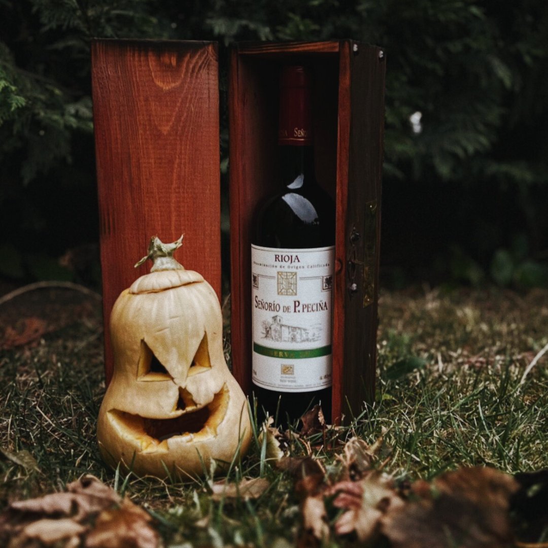 ¡Feliz Halloween! 🎃🍷 Disfruta este día con 𝐏𝐄𝐂𝐈Ñ𝐀 y sus escalofriantes vinos. 

 #bodegaspeciña #riojawine #Halloween