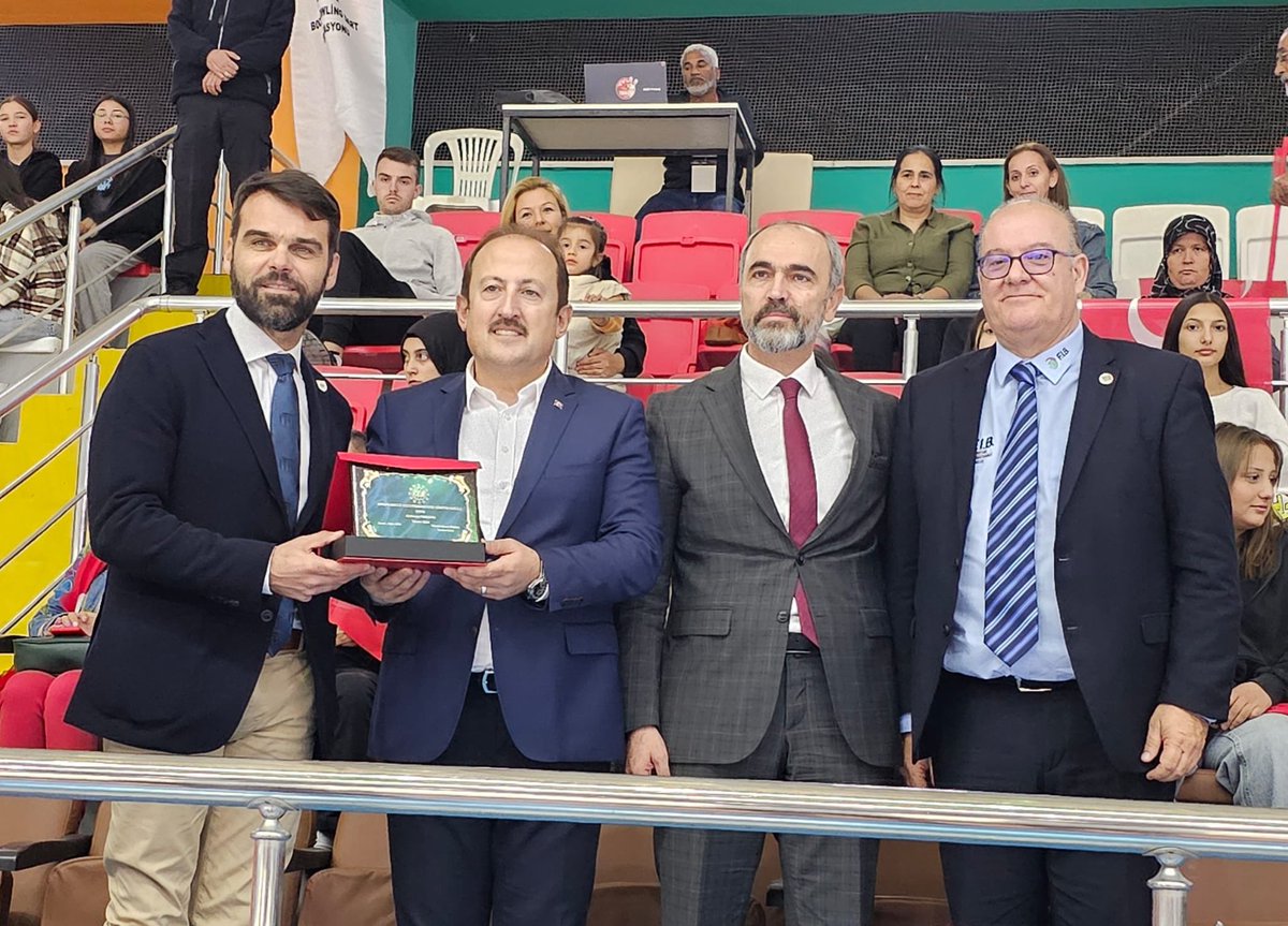 MutluTurkmen's tweet photo. 11 ülke takımının katılımıyla Mersin’de düzenlenen Avrupa Kadınlar ve Karışık Çiftler Bocce Volo Şampiyonası Açılış Töreni Mersin Valimiz Sn Ali Hamza Pehlivan ve FEB yöneticilerinin teşrifleriyle gerçekleştirildi.
#bocce #volo #şampiyona #tbbdf #championship #cbi #feb #fib https://t.co/TQrjAVz51s