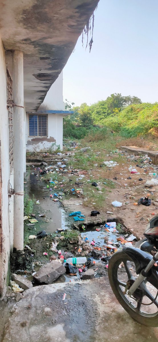mohit424262's tweet photo. Log government service ka use kyu hi krege jb esi halat ho hmare tax ka fayda middle class ko  kha milta .  Datia jile ke Sarkari hospital ki esi halat dekh kr dukh hua. Yha pichle gate se  lebar room pass h.  sir plz dhyan dijye . @PMOIndia 
@CDatia  @INCMP https://t.co/l5XwSaLJ7H