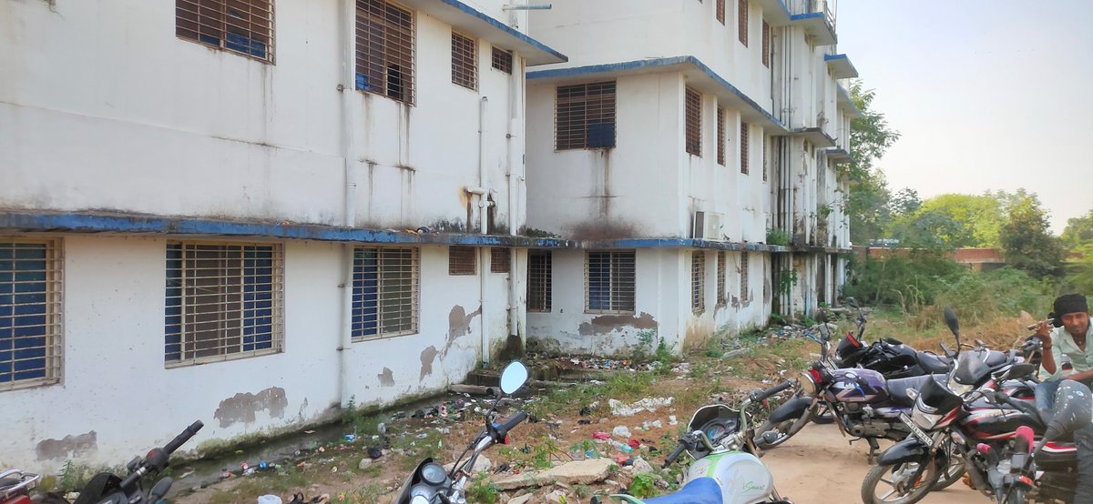 mohit424262's tweet photo. Log government service ka use kyu hi krege jb esi halat ho hmare tax ka fayda middle class ko  kha milta .  Datia jile ke Sarkari hospital ki esi halat dekh kr dukh hua. Yha pichle gate se  lebar room pass h.  sir plz dhyan dijye . @PMOIndia 
@CDatia  @INCMP https://t.co/l5XwSaLJ7H