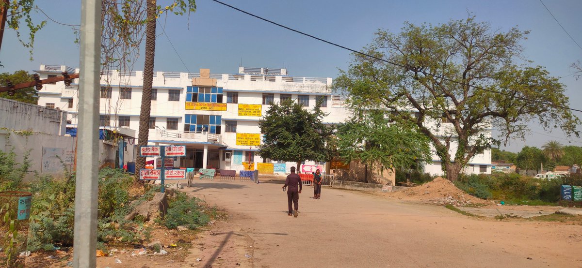 mohit424262's tweet photo. Log government service ka use kyu hi krege jb esi halat ho hmare tax ka fayda middle class ko  kha milta .  Datia jile ke Sarkari hospital ki esi halat dekh kr dukh hua. Yha pichle gate se  lebar room pass h.  sir plz dhyan dijye . @PMOIndia 
@CDatia  @INCMP https://t.co/l5XwSaLJ7H