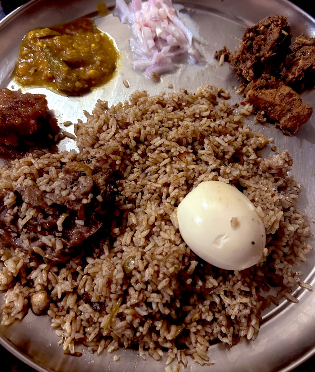 Diwali lunch 😋 

Thalapakatti Mutton Briyani+Bread Halwa