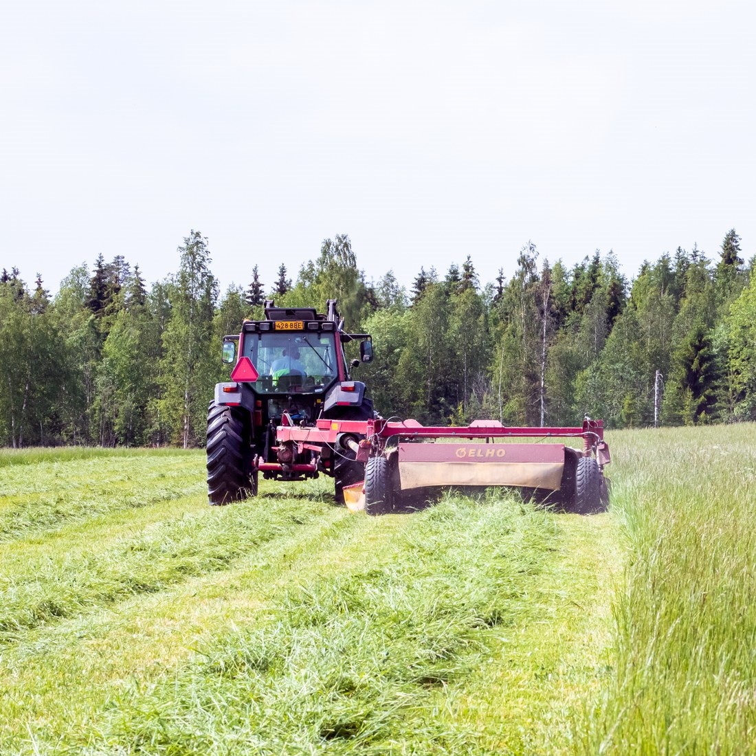 Suomessa ei ole vedestä pulaa - uusiutuvasta pohjavedestä käytetään vain 2 %. Tuotannon tulee tapahtua siellä, missä ympäristöllä on kantokykyä, koska lihantuotannossa kuluu paljon vettä. 💦lihatiedotus.fi…/suoma…/saastaa-ymparistoa.html #hyväälihasta #suomalaistalihaa