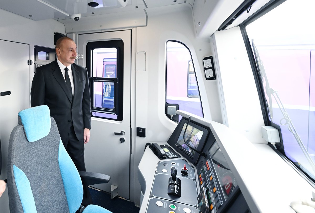 BatyYar's tweet photo. Budəfəki 7 yeni qatarın yığılması Bakıda təşkil olunub.
Ölkəmiz, metro sənayemiz üçün əlamətdar hadisədir.
Üstəlik, yeni qatarların sayı 30-a, deməli, vaqonların sayı 150-yə çatıb. https://t.co/HVkPT2uOko