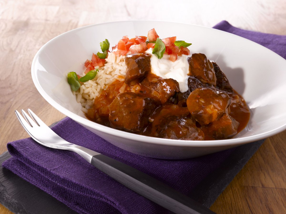 Muistatko, milloin viimeksi söit stroganoffia? Lämmin pataruoka maistuu erityisen ihanalta kylminä päivinä. Jos tavallinen lihapata tuppaa jo kyllästyttämään, anna stroganoffin tuoda arkeesi mukavaa vaihtelua!
Ks. resepti 👇
lihatiedotus.fi/media/aineisto…
#hyväälihasta #suomalaistalihaa