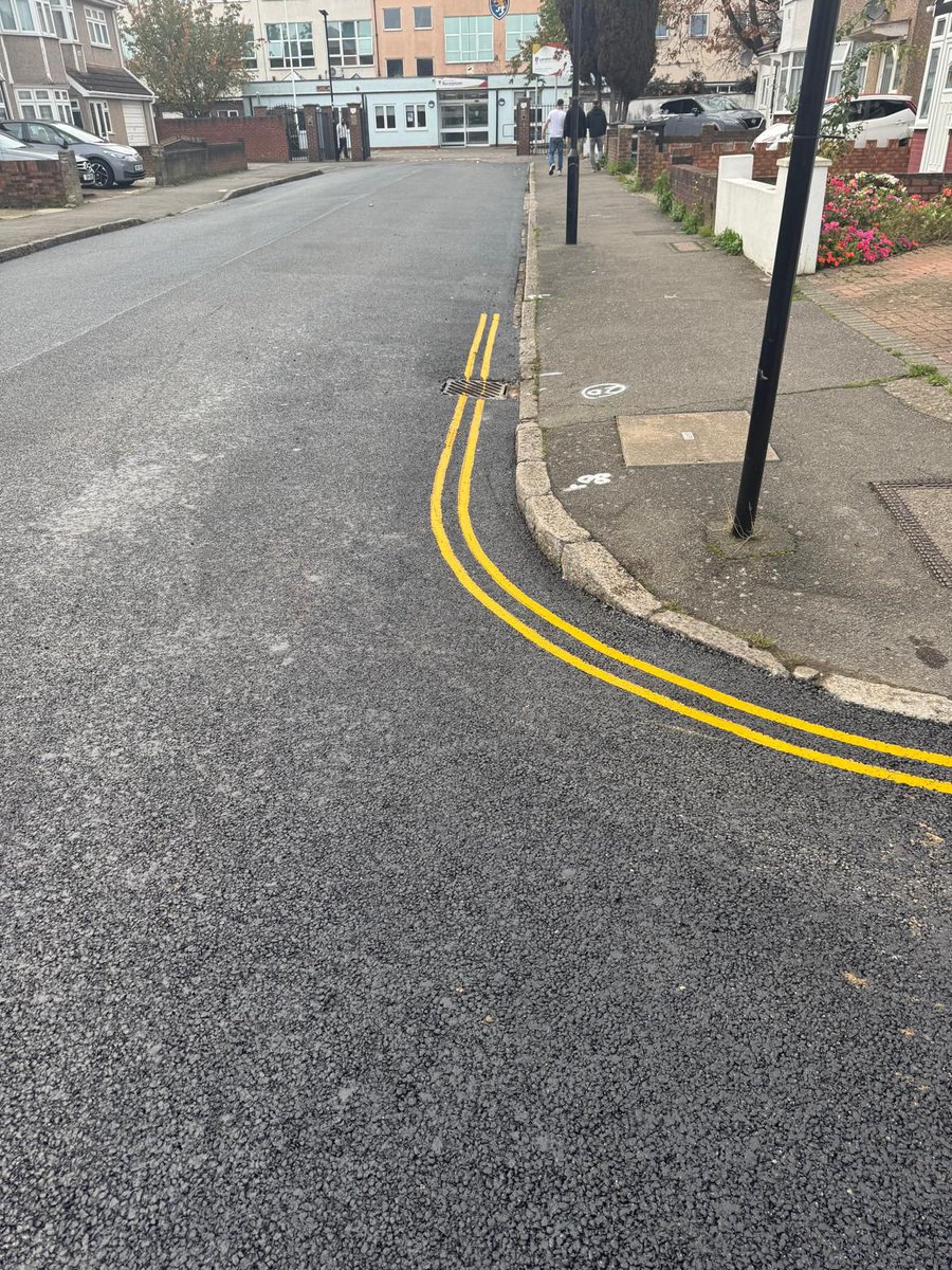 HounslowHways's tweet photo. Lampton Avenue surfacing completed! The newly laid road surface enhances the area’s look, and provides a smooth ride for drivers and cyclists. 🚗🚴‍♂️ #HounslowHighways #RoadSafety #CommunityUpgrade @LBofHounslow @Ringway_UK https://t.co/8EU24MgSK1