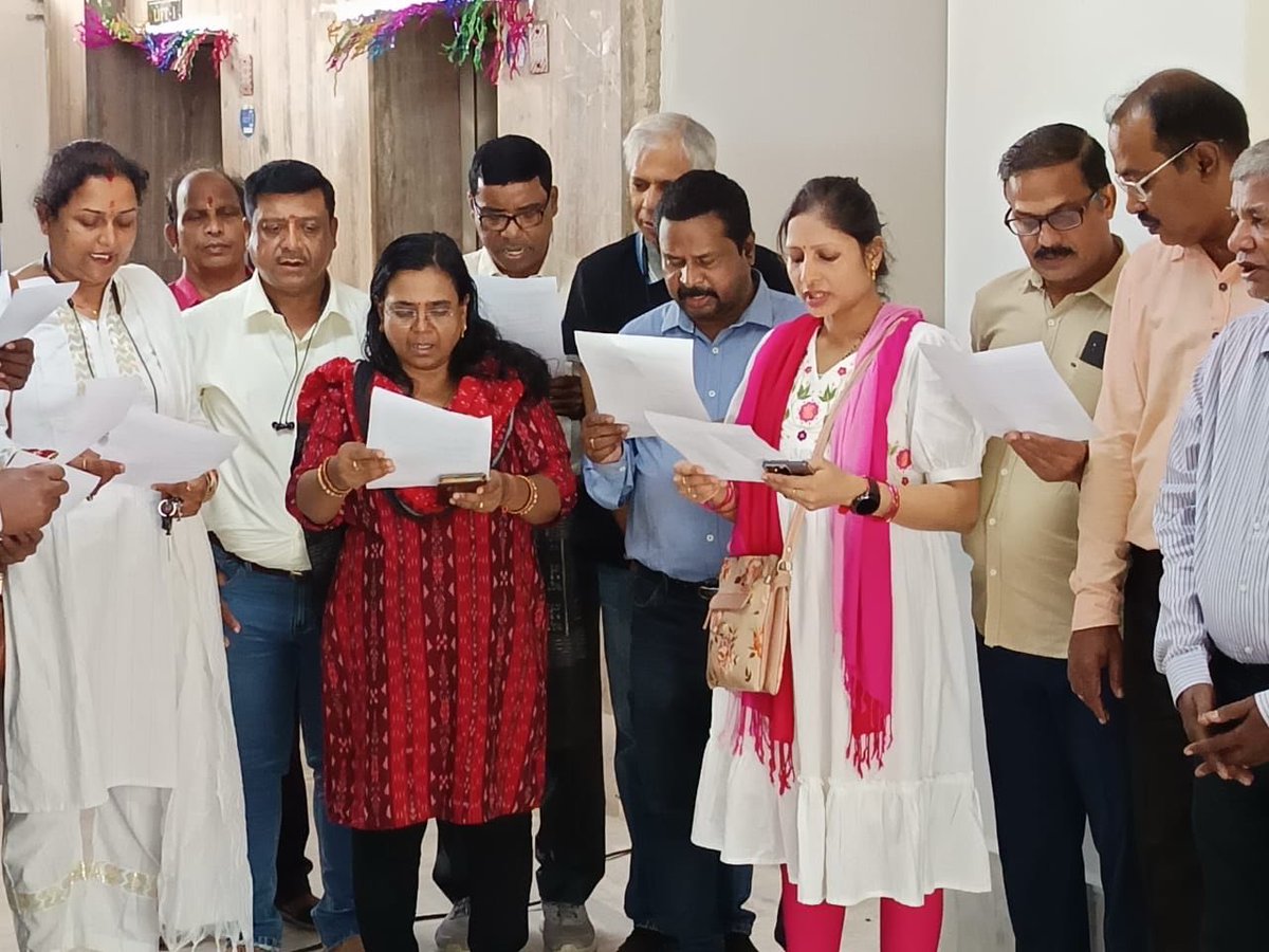 HousingState's tweet photo. Pledge being taken in OSHB (31.10.24) on the occasion of Rashtriya Ekta Diwas (National Unity Day) #RashtriyaEktaDivas https://t.co/cE9hHjDyjS