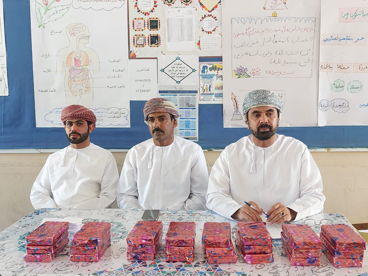 edugovdhr7225's tweet photo. من أجمل وأندر المبادرات

🎁مبادرة شارك وهديتك حاضرة🎁

تمثلت في حضور أولياء الأمور الحصص الدراسية لتكريم الطلبة المشاركين في الحصص مباشرة
مبادرة تهدف لتشجيع التعلم النشط لدى الطلبة
تقدم بها أحد أولياء أمور الطلبة الفاضل سليمان بن سالم الشهومي
شاكرين تعاون المجتمع في تحفيز الطلبة https://t.co/FJ9d6ANpHN