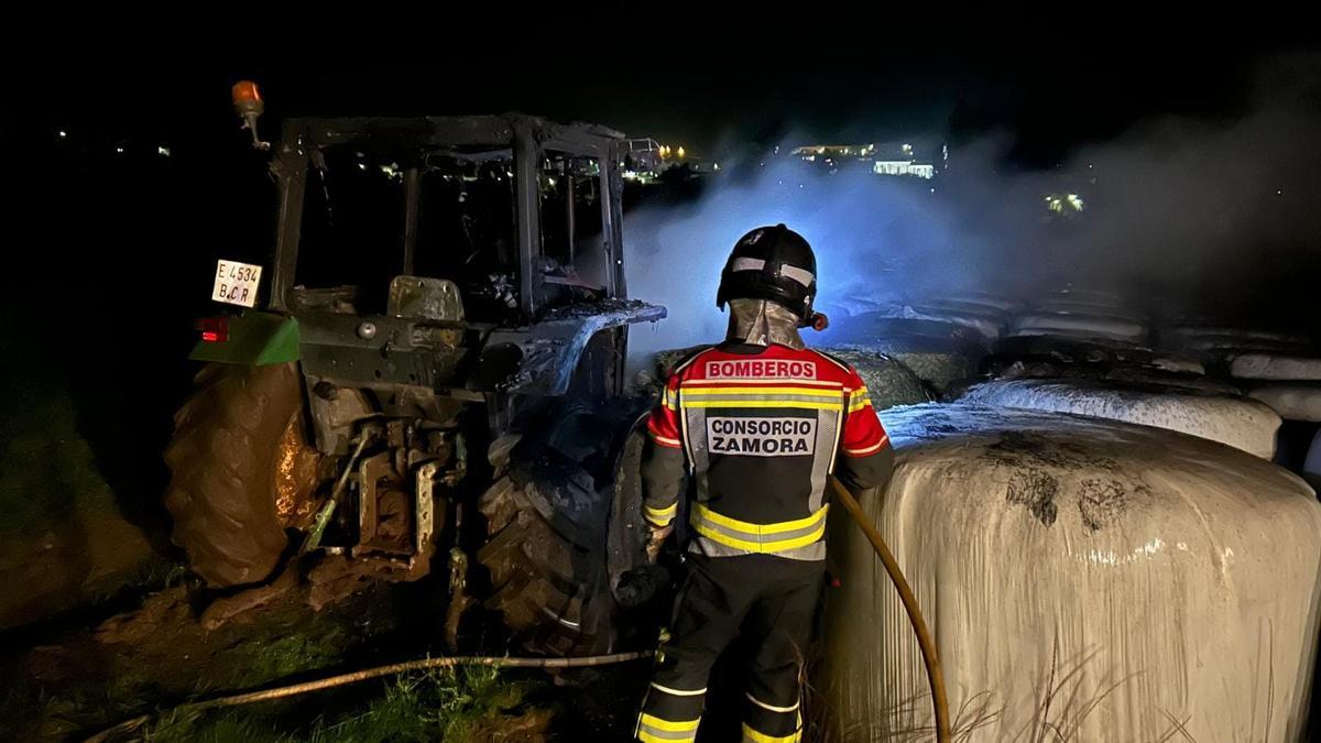 Incendio en una granja de Alcañices tras comenzar a arder un tractor <a href="/opiniondezamora/">LA OPINIÓN DE ZAMORA</a> #Alcañices dlvr.it/TFvwkk