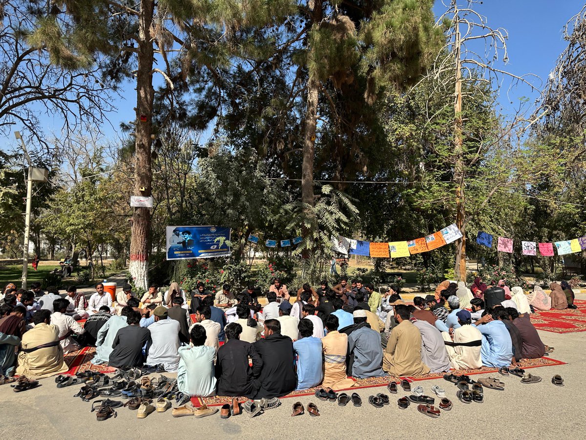BSAC_org's tweet photo. سہیل بلوچ اور فصیح بلوچ کی عدم بازیابی کو تین سال مکمل ہونے پر جامعہ بلوچستان میں دو روزہ دھرنا کیمپ جاری ہے۔ 
 
سہیل بلوچ اور فصیح بلوچ کی عدم بازیابی کو تین سال مکمل ہونے پر جامعہ بلوچستان میں دو روزہ دھرنا جاری ہے۔ بلوچستان یونیورسٹی کوئٹہ میں دوروزہ دھرنا کیمپ لگایا گیا ہے جس کا آج پہلا روز ہے۔ 

بلوچستان یونیورسٹی کے دو طالبعلم سہیل اور فصیح بلوچ جو گزشتہ تین سالوں سے جبری گمشدگی کا شکار ہیں، ان کو 1,2 نومبر 2021 کی رات جامعہ بلوچستان کوئٹہ سے جبراً گمشدہ کیا گیا تھا۔ ان کی عدم بازیابی پر احتجاجی ریلیاں ہوتے آرہے ہیں، صوبائی حکومت کی یقین دہانی اور پارلیمنٹ میں ان کی بازیابی کیلئے طویل گفتگو کے باوجود آج تین سال گزرنے کے بعد بھی بے قصور بلوچ طلباء کو رہائی نہیں ملی ہے۔ 

دو روزہ دھرنے کے علاوہ، دوسرے شہروں میں ریلی نکالنا سمیت سوشل میڈیا پہ کیمپن بھی چلایا جائے گا۔ 

-ترجمان؛ بلوچ اسٹوڈنٹس ایکشن کمیٹی

#ReleaseSohailAndFassiehBaloch 
#SaveBalochStudents