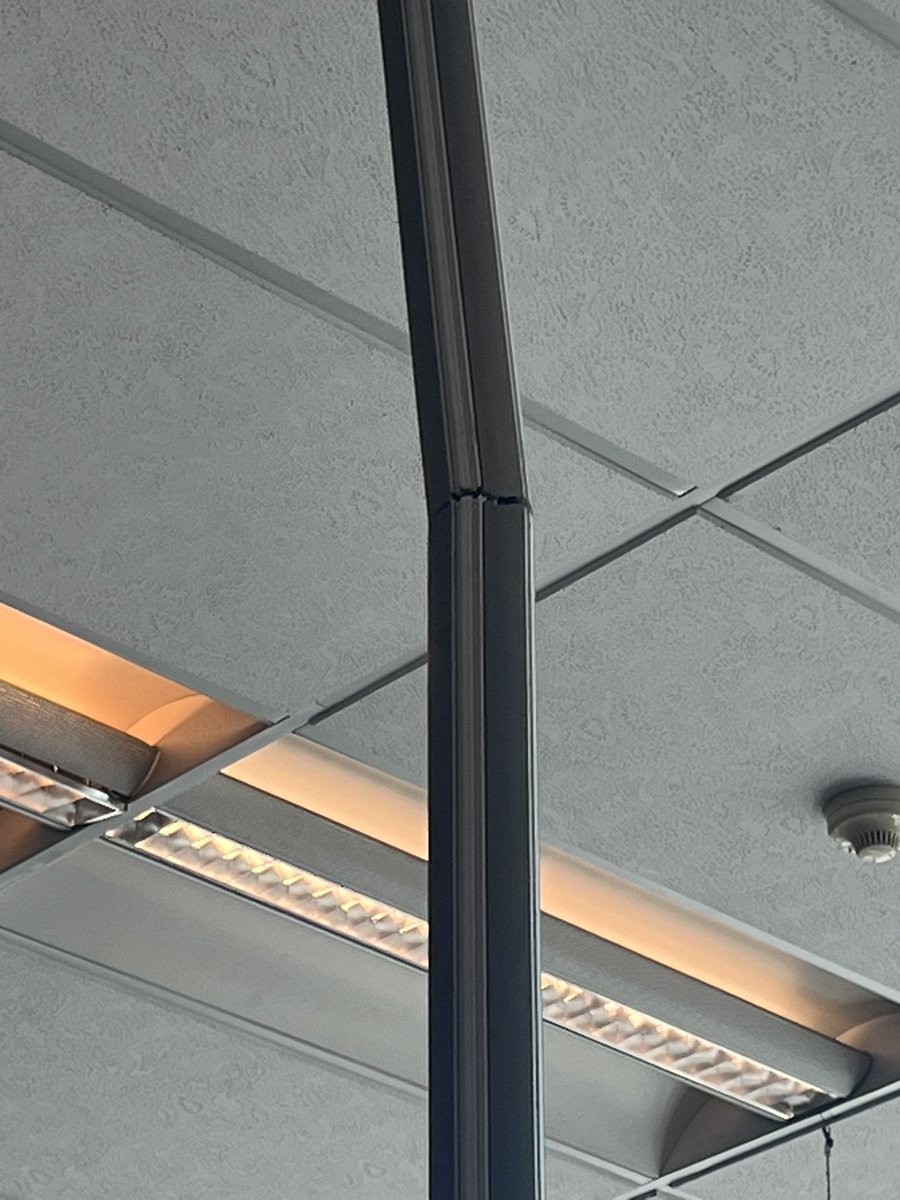 AllisonFoat's tweet image. Not looking very stable @capetownint a heads up that all the support poles at Gate 12 have these cracks 😓