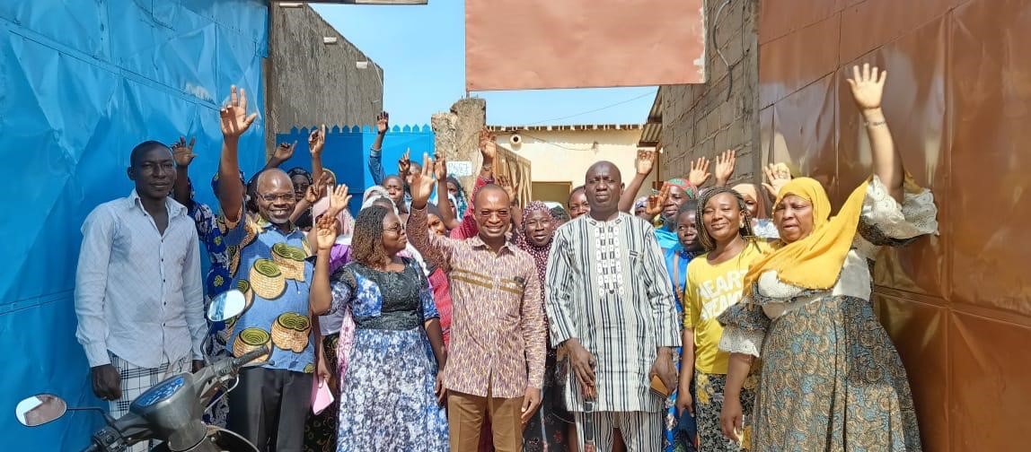 In Burkina Faso, in hoofdstad Ouagadougou, in een wijk die dient als opvanglocatie voor vluchtelingen, zijn dankzij onze bijdrage tappunten voor drinkwater aangelegd voor duizenden vluchtelingen. We ontvingen bericht dat er dankbaar gebruik van wordt gemaakt. 🚰💧🥛