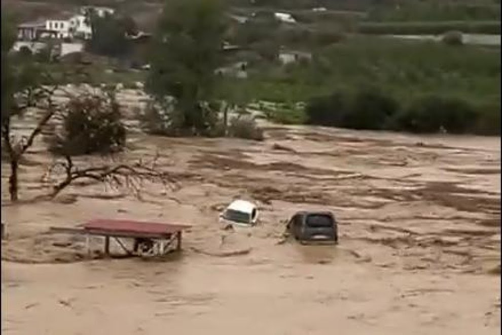 MarynaBarcelona's tweet photo. No tengo palabras para expresar el dolor ante lo que están sufriendo en Valencia y el asco por su presidente. Este vídeo de la vergüenza lo ha borrado. D.E.P las pobres víctimas y todo el apoyo y cariño a sus familiares 🙏🏻
#INUNDACION #sinvergüenza #Valencia #DANA #DEP https://t.co/x1WlCTBPpd
