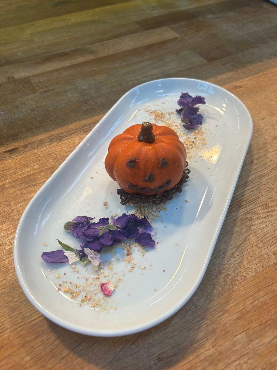 🎃 Happy Hallowe’en! 
Sophie has created the perfect desert for GROW café this week - a DE-LICIOUS pumpkin and carrot cake with pumpkin caramel and spiced vanilla mousse. The seasonal flavours and warming spices make this the ultimate autumn treat!
