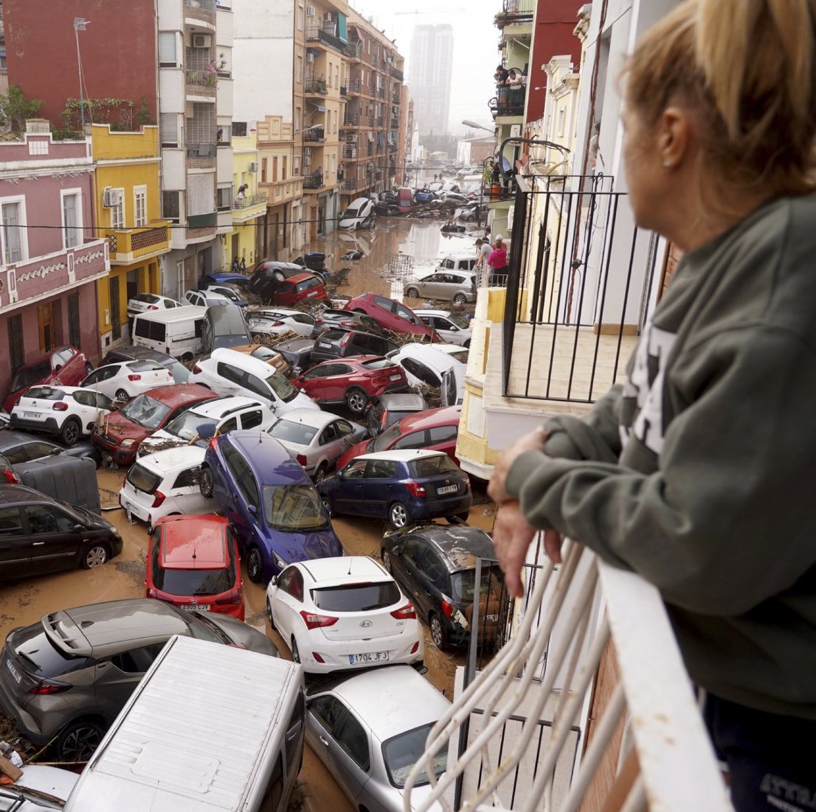 Fuerza para vosotros, gente de la provincia de #Valencia, después del episodio apocalíptico de gota fría 💔

Le manque d’écologie est punitif. Nous devons d’urgence changer et nous adapter. Et nous regardons ailleurs.