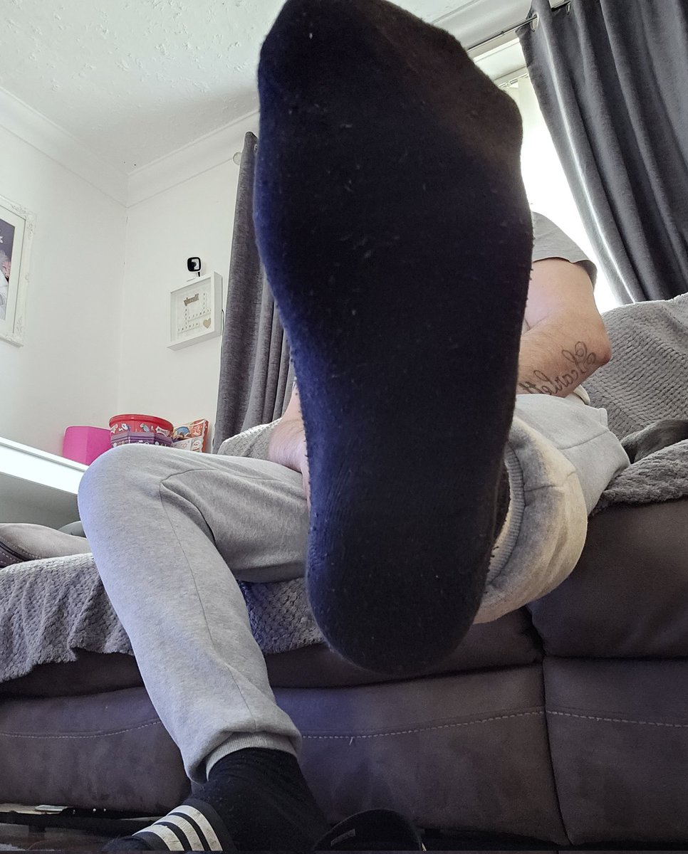 Billybarret3's tweet photo. No work for me today, pigs, so time for you to sniff and send make my day a bit better
https://t.co/9XqEQrFNae
#cashfag #socksub #malefeet #feetfreak #feetfetish https://t.co/JaoViuKZUr