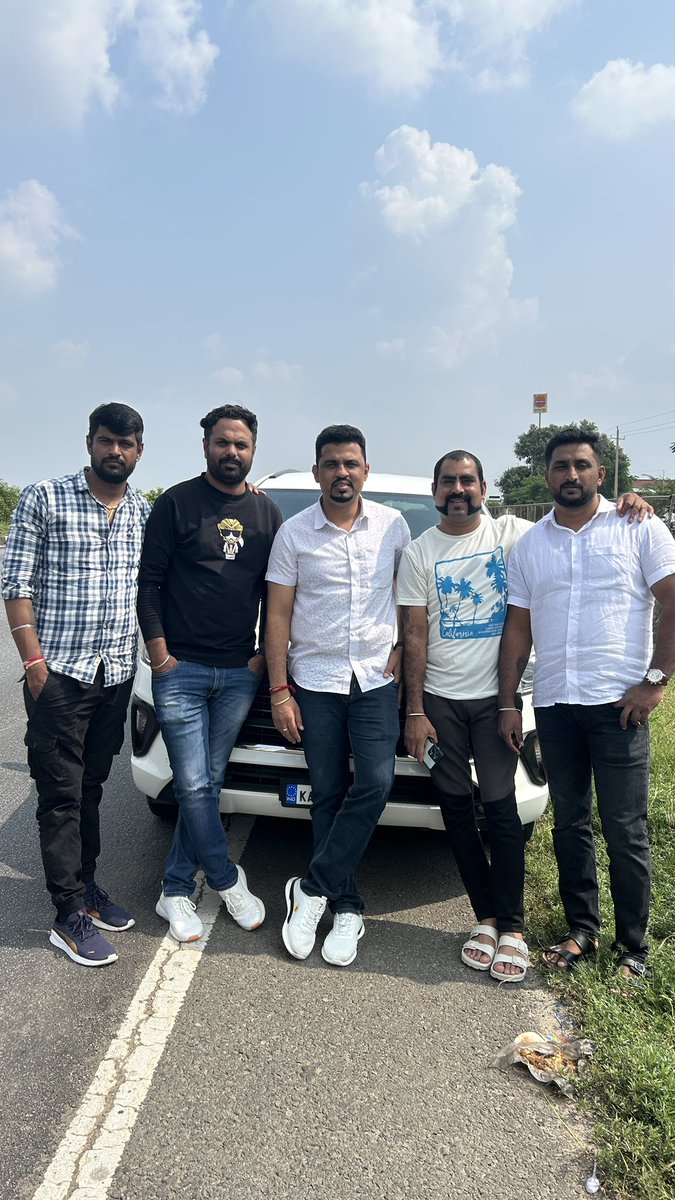 VKkarthik169's tweet photo. ವಿಶ್ವವಿಖ್ಯಾತ ಬೆಳಗಾವಿ #ಕರ್ನಾಟಕರಾಜ್ಯೋತ್ಸವ ಪ್ರಯುಕ್ತ ನಮ್ಮ ನಡೆ ಕುಂದಾನಗರಿ ಬೆಳಗಾವಿ ಕಡೆ ✊💪💛❤️

ಯಾರಪ್ಪoದ್ ಏನೈತಿ ಬೆಳಗಾವಿ ನಮದೈತಿ 
#belagavi 
#kannadaHabba 
#BanMES https://t.co/Ac2oD7IMmM