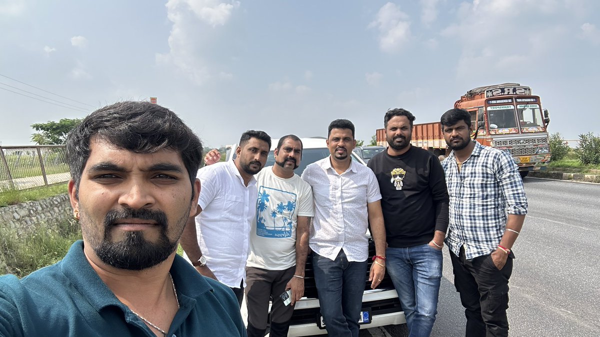 VKkarthik169's tweet photo. ವಿಶ್ವವಿಖ್ಯಾತ ಬೆಳಗಾವಿ #ಕರ್ನಾಟಕರಾಜ್ಯೋತ್ಸವ ಪ್ರಯುಕ್ತ ನಮ್ಮ ನಡೆ ಕುಂದಾನಗರಿ ಬೆಳಗಾವಿ ಕಡೆ ✊💪💛❤️

ಯಾರಪ್ಪoದ್ ಏನೈತಿ ಬೆಳಗಾವಿ ನಮದೈತಿ 
#belagavi 
#kannadaHabba 
#BanMES https://t.co/Ac2oD7IMmM