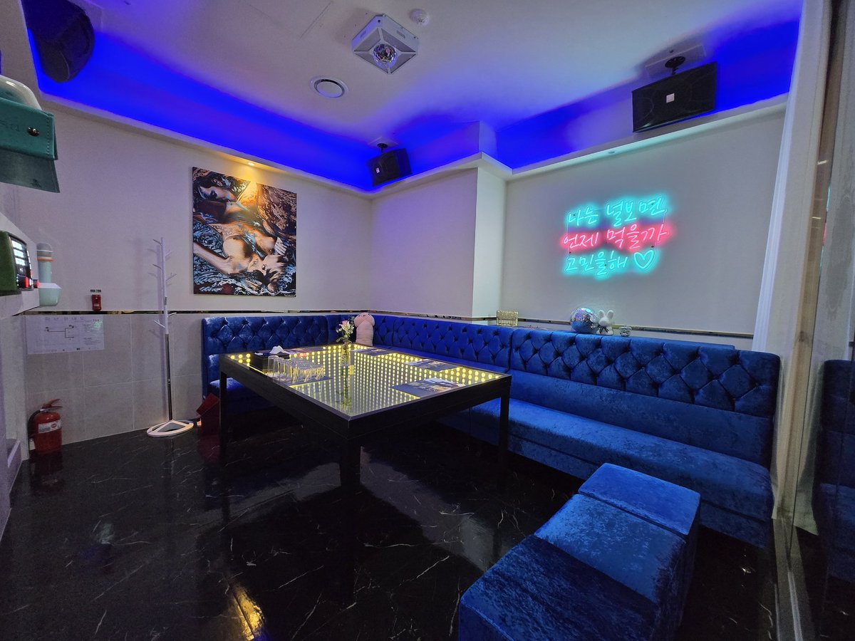 10월31일  야미라이브클럽 오픈합니다.
많이들 방문해주세요.~^^  ❤️
#야미라이브클럽 #야미
#야미7890노래타운 #노래타운 #노래룸
#외국인환영 #트젠 #여자끼리 #부커 #솔 #대관 #생일 #소모임 매월 셋째주 토요일 넘버링파티 
#예약문의 라인 acejo0325