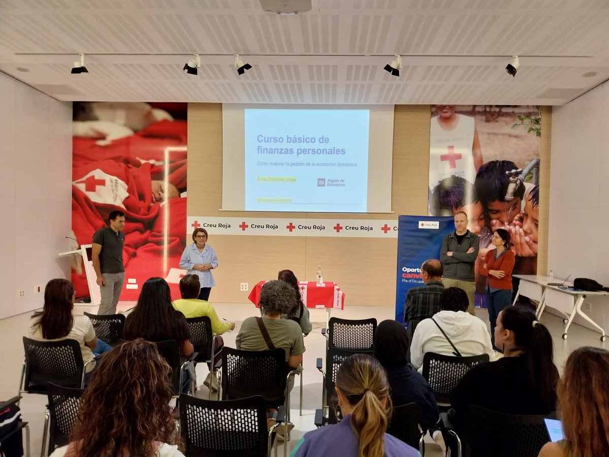 aiguesbcnclient's tweet image. 🤝De la mà de @creurojacat impulsem la formació financera!

Diverses persones del nostre grup de voluntaris imparteixen dues sessions d&apos;Educació Financera als participants del #programaONA