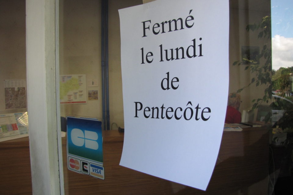 infoexpressfr's tweet photo. 🚨🇫🇷 Un jour férié en moins ?
Travailler le lundi de Pentecôte génère 3,2 milliards d’euros pour financer l’aide aux personnes âgées. Le gouvernement envisage un autre jour de solidarité pour renforcer ce soutien. #France #Macron #Gouvernement #Barnier #Solidarite https://t.co/pgCUbWJSuz