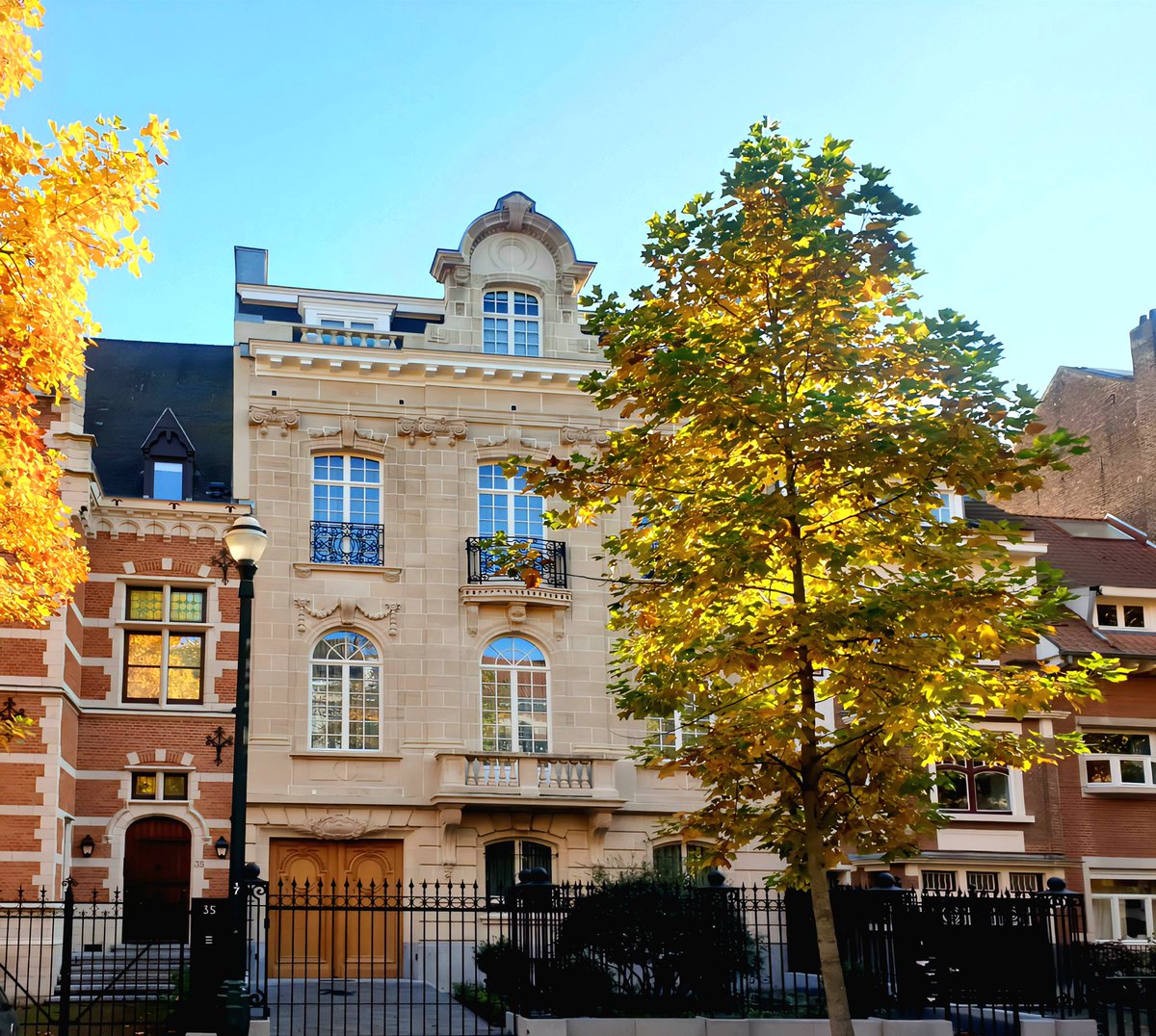 #ixelles rue Macau 33
Splendide rénovation d'un hôtel particulier de style Beaux-Arts (1910)
Architecte d'origine : Ernest Delune
Architecte de la rénovation : ArChis (Céline Surdiacourt)
Un projet suivi et soutenu par l'échevinat de l'Urbanisme 
#ixellesPatrimoine