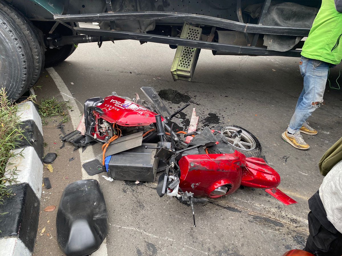 RadioElshinta's tweet image. 16.31 : Terjadi kecelakaan beruntun sebuah truk menabrak sekitar 16 mobil di sekitar jalan Hasyim Ashari, Cipondoh, Tangerang menyebabkan 1 siswi meninggal. (P. Reyhan)
#InfoLalinElshinta