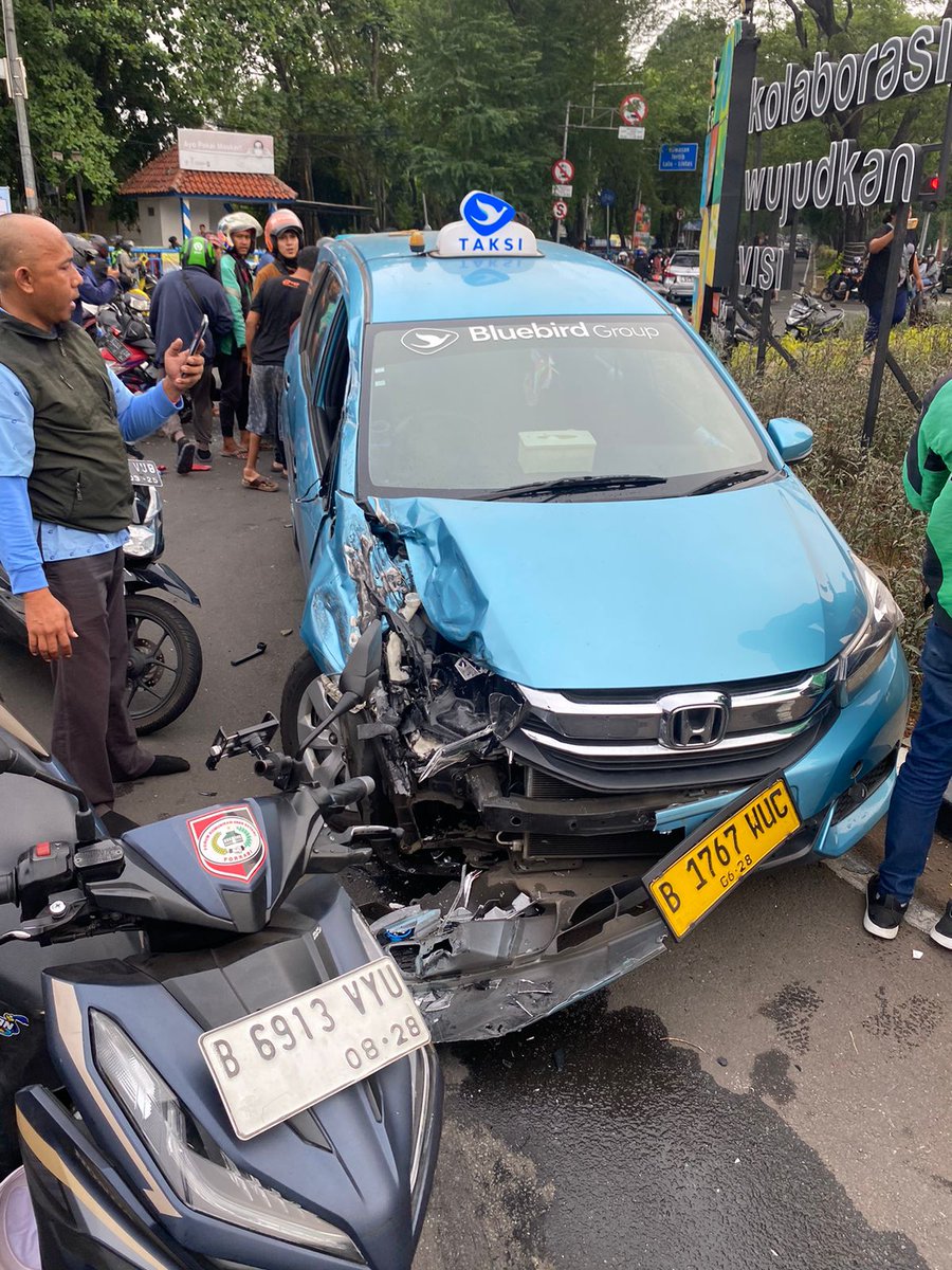 RadioElshinta's tweet image. 16.31 : Terjadi kecelakaan beruntun sebuah truk menabrak sekitar 16 mobil di sekitar jalan Hasyim Ashari, Cipondoh, Tangerang menyebabkan 1 siswi meninggal. (P. Reyhan)
#InfoLalinElshinta