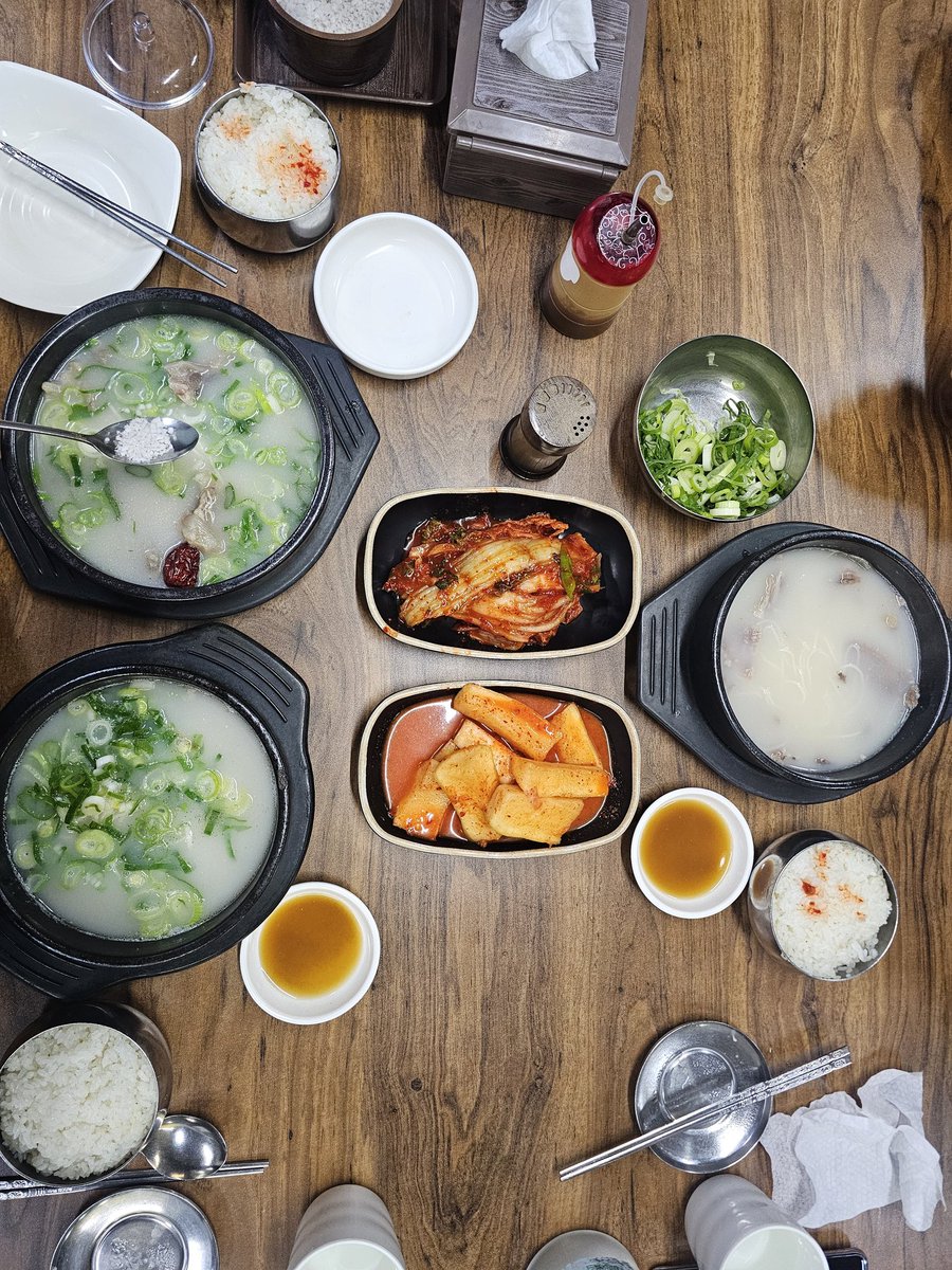 🍚 금왕설렁탕 / 한국 음성
평점: 5/5

여기 찐맛집임 서울에서 여기까지 내려와서 먹는 이유가 있음
배추김치때깔부터 다름 넘 맛있음
설렁탕, 소머리국밥, 도가니탕 시켰는데
셋다 안에 들은 고기, 도가니 다 맛났음 최고임(도가니 별로인데서 먹으면 식감 진짜 별론데 여기는 식감 좋고 쫄깃쫄깃)