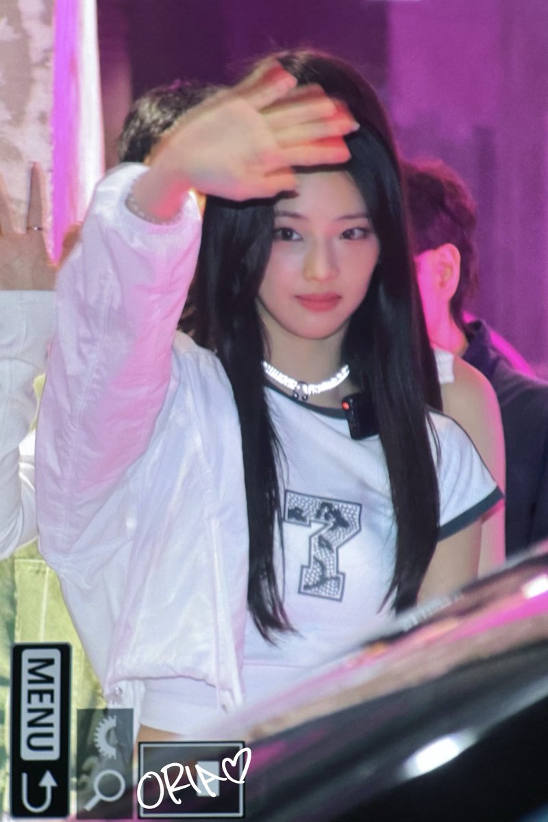 oria_ruka's tweet photo. 241031 팝업 퇴근
보고 싶다🩷
#RUKA #루카 #河井瑠花 
#BABYMONSTER #베이비몬스터 https://t.co/1IhEQVl7i4