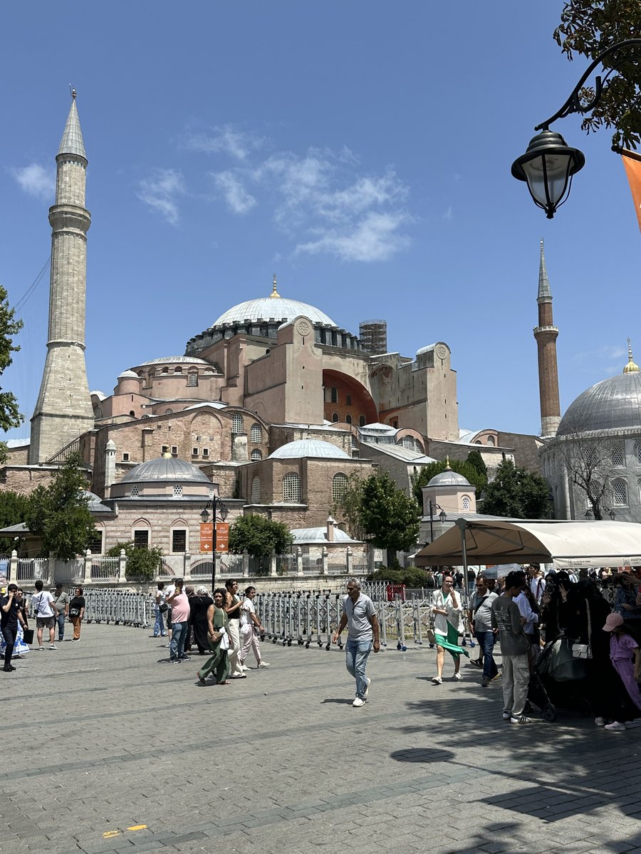 كان كنيسة وبعدين جامع وبعدها متحف ورجع جامع

جامع آيا صوفيا
كان كنيسة في العهد البيزنطي 
قبل 1500 سنة تقريبا

وفي العهد العثماني تم تحويله الى جامع 
وعند قيام الدولة التركية 
تم تحويل الجامع إلى متحف
وفي العهد الأخير عام 2020 
تم إعادته إلى جامع بحكم المحكمة الإدارية 
#تركيا