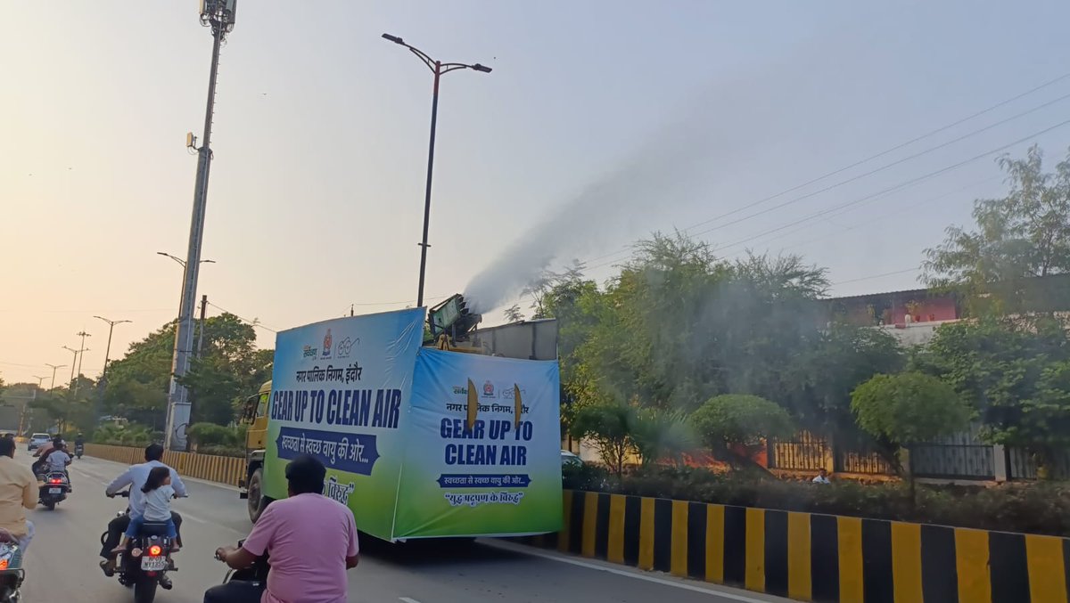SwachhIndore's tweet image. स्वच्छता से स्वच्छ वायु की ओर ...
नगर पालिका निगम, इंदौर द्वारा शहर में वायु प्रदूषण को नियंत्रित करने के उद्देश्य से एंटी स्मोक गन के माध्यम से पानी का छिड़काव किया जा रहा है।

#CleanAirInitiative
#NationalCleanAirProgram
#SwachhIndore
#SwachhSurvekshan2024Indore