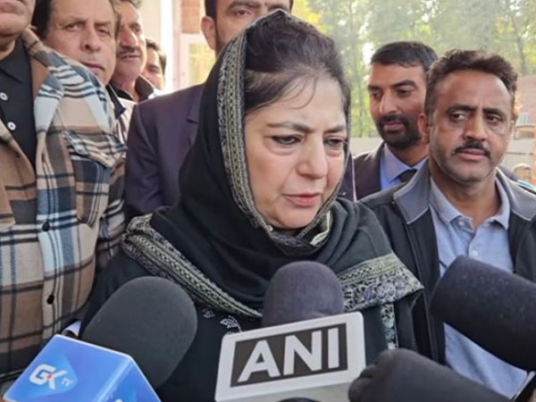 ani_digital's tweet photo. "Today is black day": Mehbooba Mufti on UT Foundation Day

Read @ANI Story 
https://t.co/qGE1OrVJhU
#UTFoundationDAY #JammuAndKashmr #article370 #MehboobaMufti https://t.co/6wEORomC0J