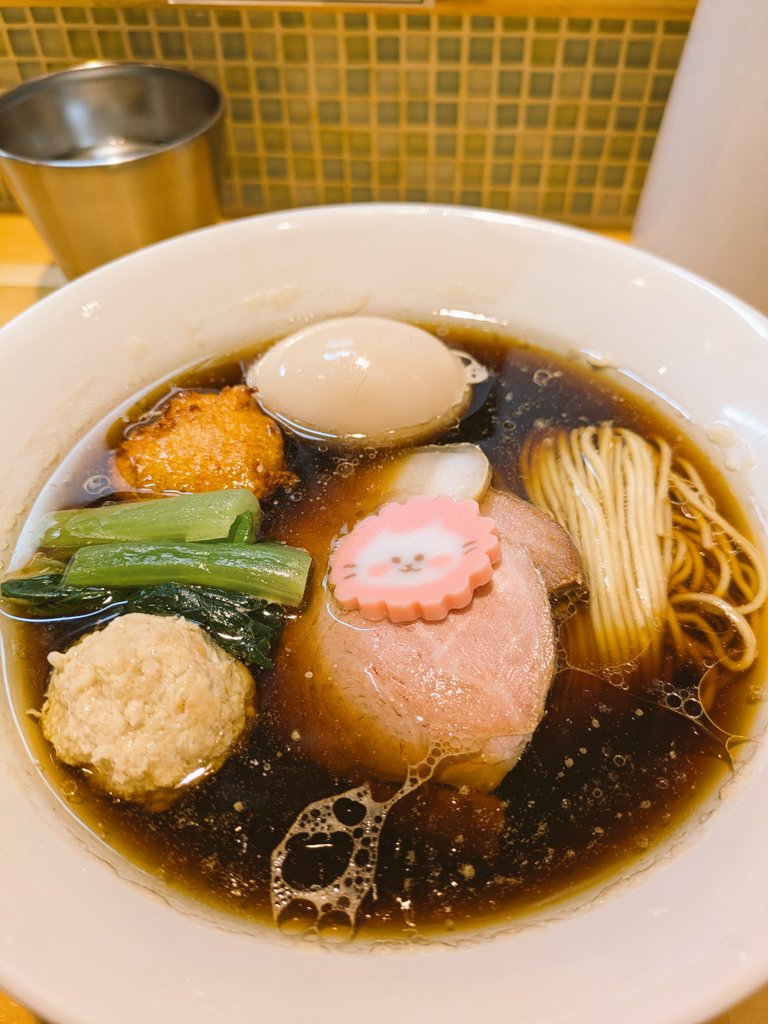 猫月さんは変わらず美味しかった。
特製ラーメン初めて食べたけどナルトが可愛い...!
ラーメン赤猫を知らなかったのですが友人に教えられてすっかりハマってしまいました。麺が綺麗なとこが猫月さんのラーメンに似てる〜