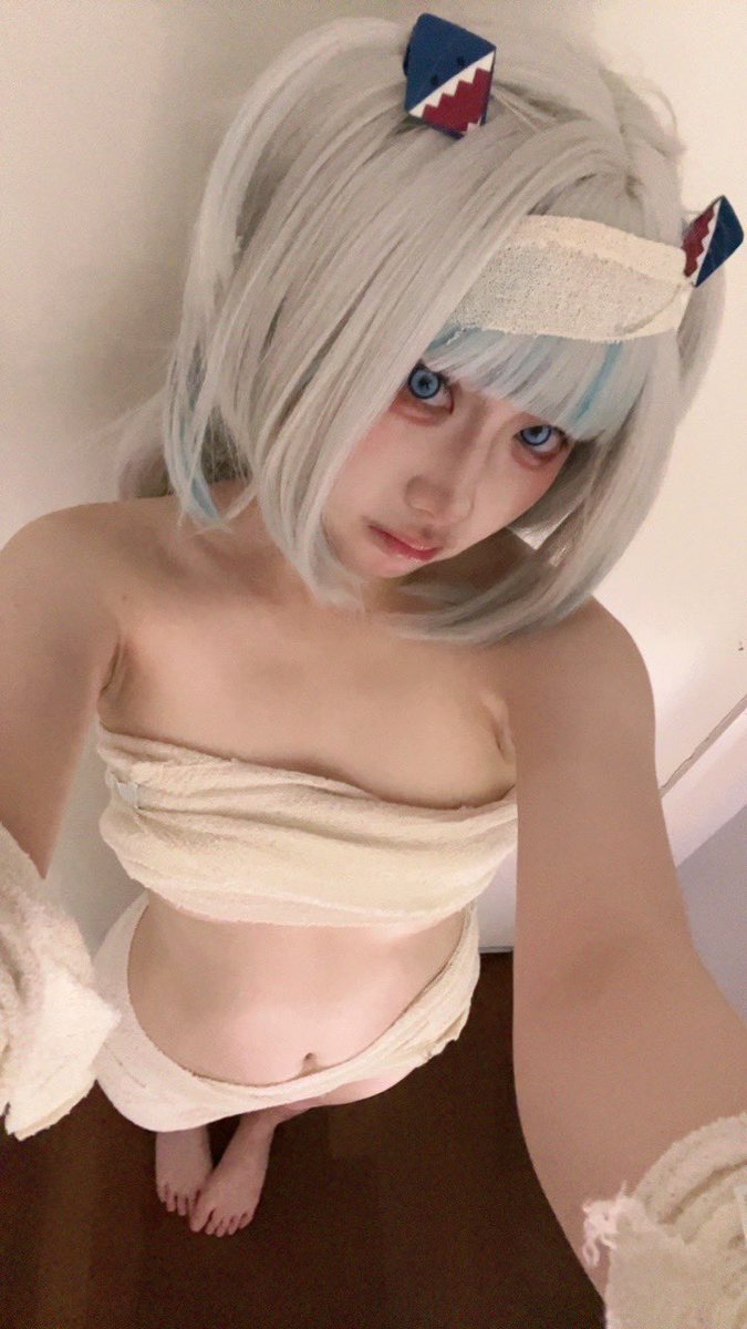 Happy halloween losers 

Ignore the messy ass room plz