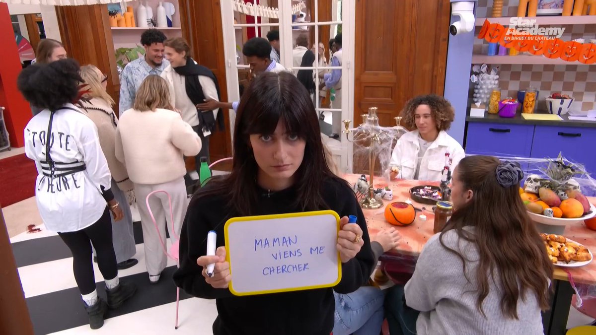 NewsTVReal's tweet photo. Quand je dois sociabiliser avec les gens. #StarAcademy #StarAcademyLeLive https://t.co/5QJlbWaiQt