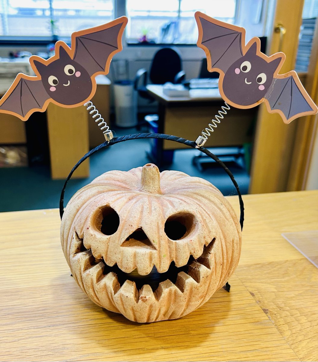 RayLibCam's tweet image. Spooky things are happening in the Rayleigh Library @DeptofPhysics today! 

Pop in for a treat (and our usual friendly service)... if you dare!

#Halloween #DarkMatterDay #PhysicsLibrary