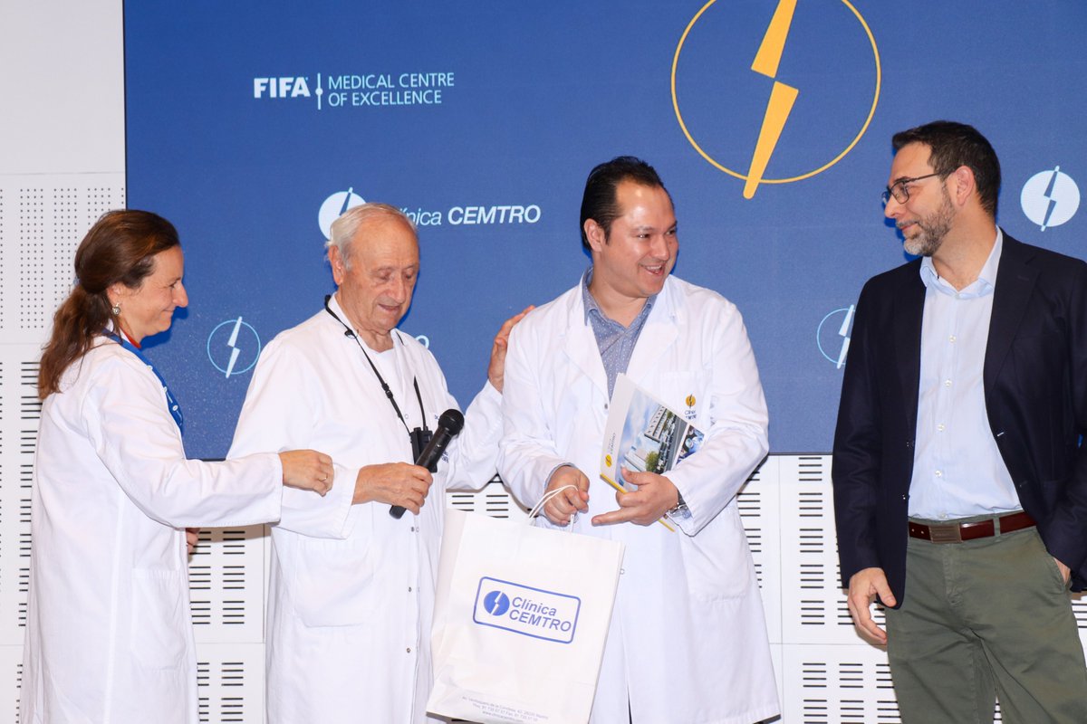 🥼En la Sesión Clínica:
🔹La psicóloga del deporte Marta Soler ha hablado de la importancia de la ayuda psicológica en nuestros pacientes para abordar las lesiones
🔹La Dra. Miriam Sánchez ha presentado casos clínicos de la #UdRodilla
🔹Entrega de diplomas a los rotantes