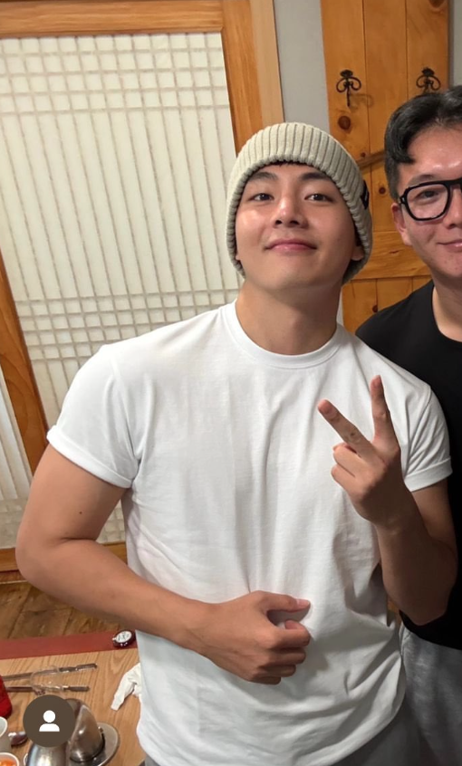 AboutMusicYT's tweet photo. Taehyung of BTS makes the world stop with new photos. https://t.co/mXKoTeog8y