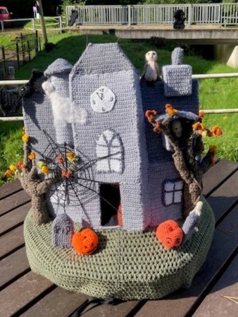 AmgueddfaWlan's tweet image. 🎃Mae'n ddiwrnod #CalanGaeaf!!

👻Fe wnaeth Anne, un o Wirfoddolwyr Crefft yr amgueddfa greu'r tŷ bwgan anhygoel yma i gyd allan o wlan!

🕸️Beth yw eich hoff agwedd o'r tŷ bwgan? #MisGwlanCenedlaethol